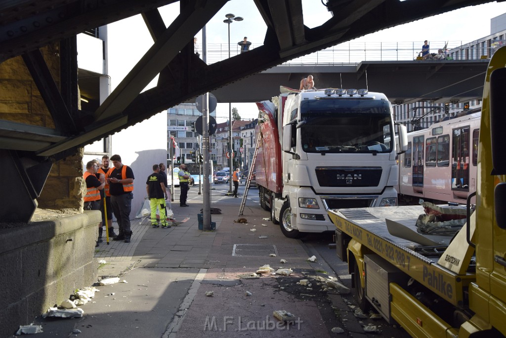 LKW blieb unter Bruecke haengen Koeln Deutz Opladenerstr Deutz Muelheimerstr P146.JPG - Miklos Laubert